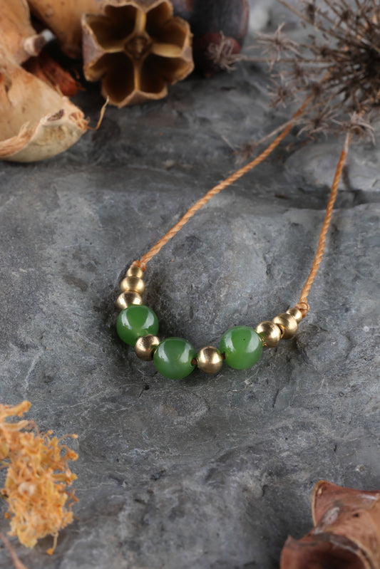 Halskette mit Edelstein- und Messingperlen an beigem Makrameegarn. Stein und Farbe: Jade – grün. Für Sternzeichen: Waage Dekade 3