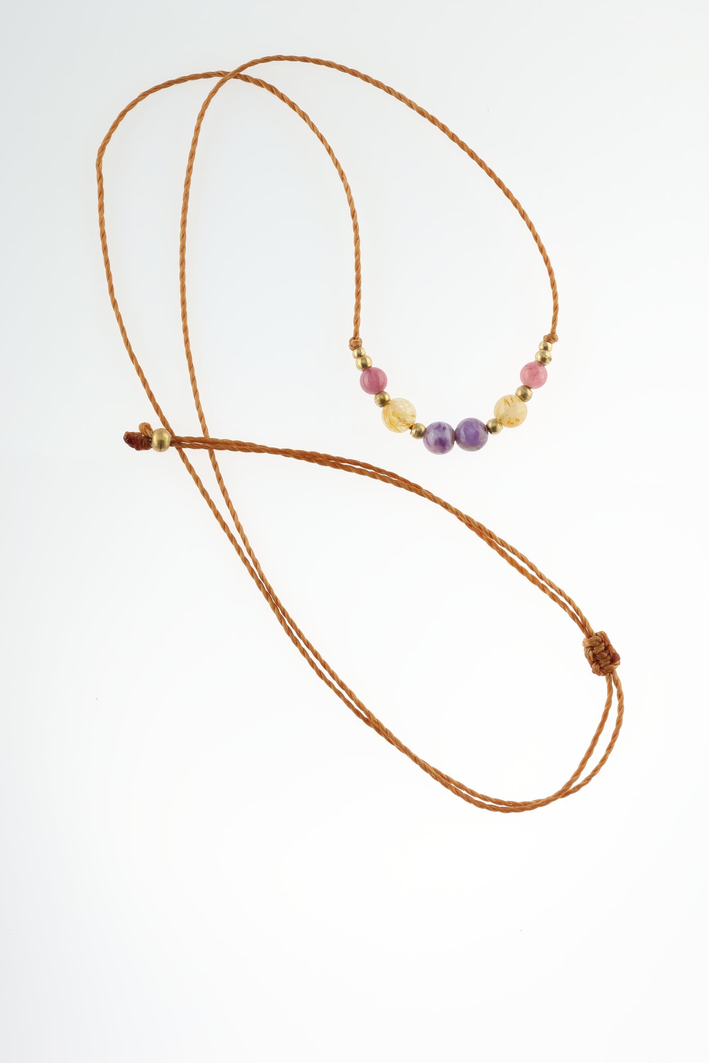 Halskette mit Edelstein- und Messingperlen an beigem Makrameegarn. Steine und Farbe: Rubbelit - rosa, Rutilquarz - orange, Charoit - lila. Für Sternzeichen: Jungfrau