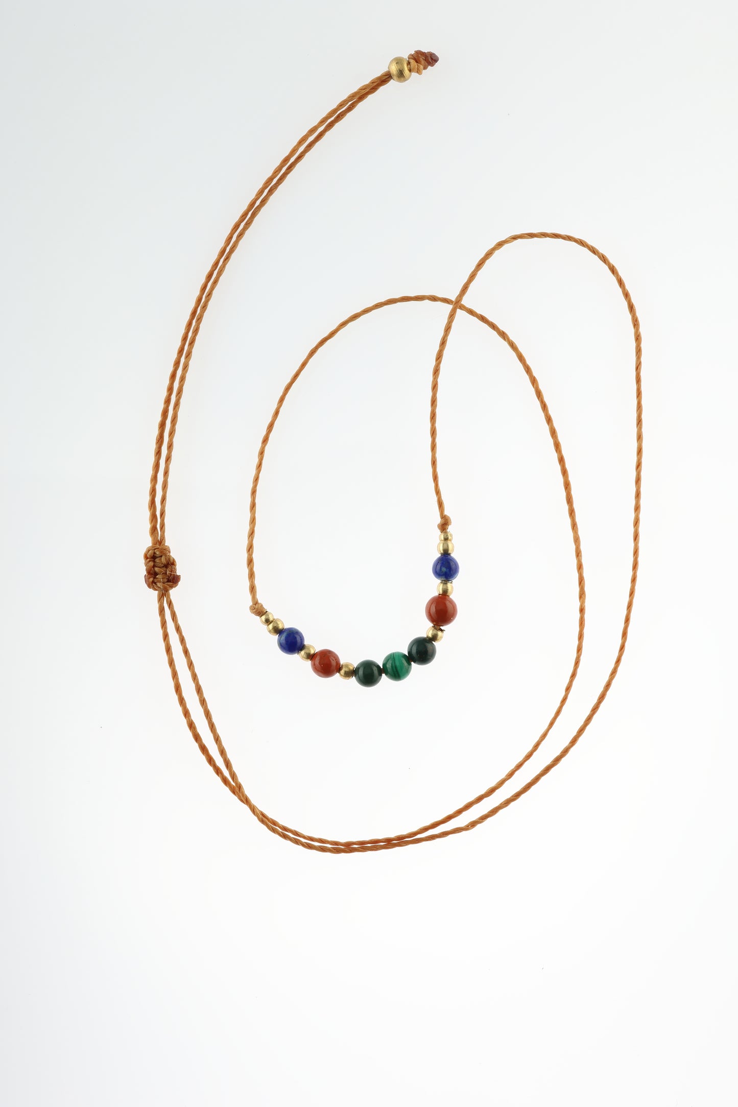 Halskette mit Edelstein- und Messingperlen an beigem Makrameegarn. Steine und Farbe: Lapislazuli – blau, Jaspis – rot, Heliotrop – dunkelgrün, Malachit - grün. Für Sternzeichen: Waage